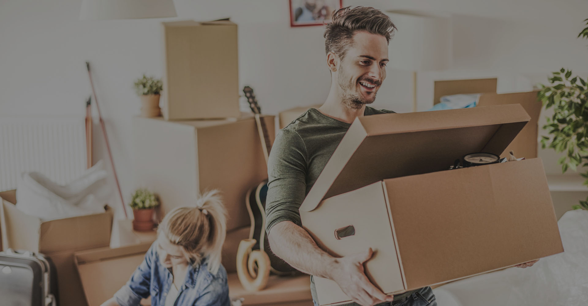 Familia sonriente recibiendo al equipo de Transporte Hector Murillo para su mudanza en Ciudad de Panamá.